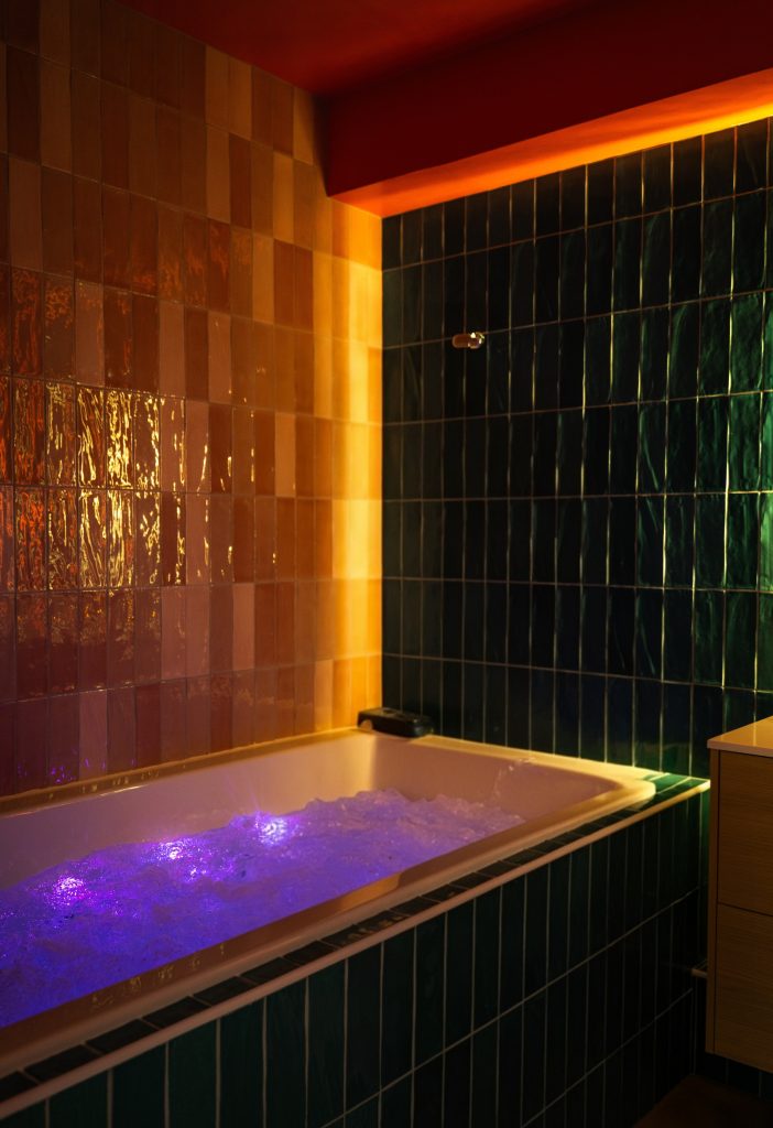 Baignoire balnéo privative de La Suite Floraison à Noyal-sur-Vilaine près de Rennes